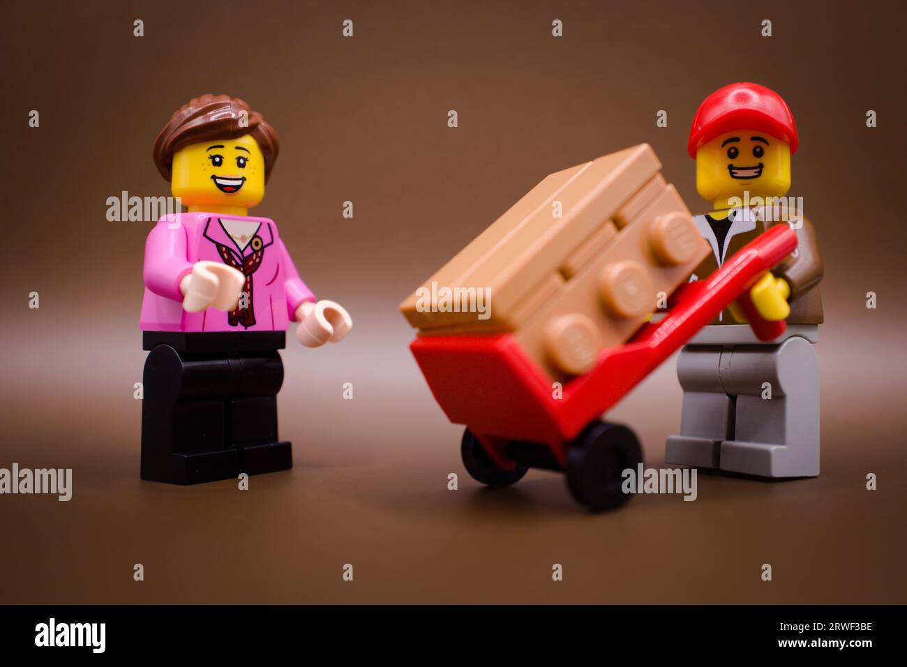 Paket wird von einem Lieferer geliefert Stockfoto