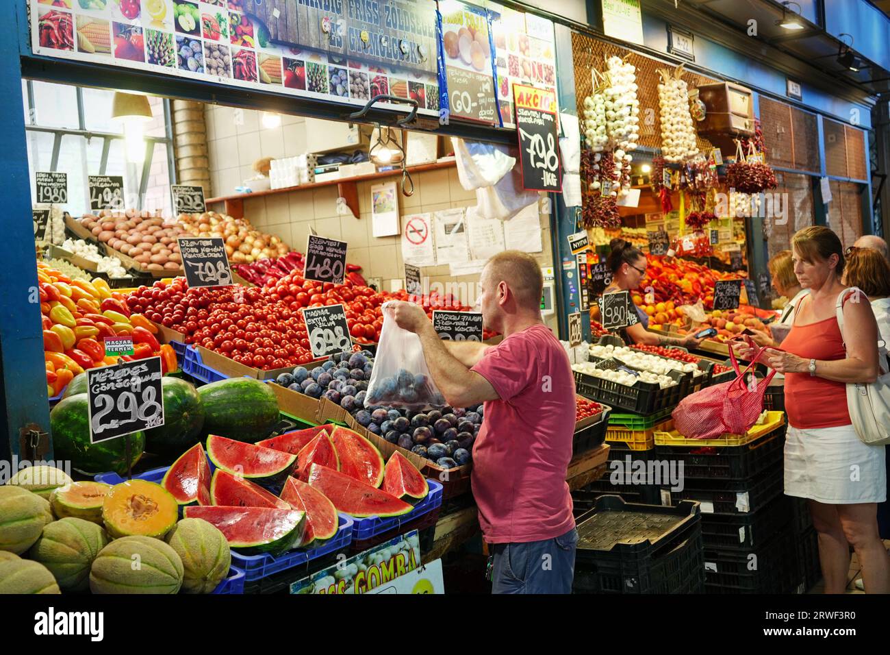 BUDAPEST, UNGARN - 21. August 2023: Lebensmittelmarkt in Budapest (große Markthalle). Markt für Frischprodukte. Stockfoto