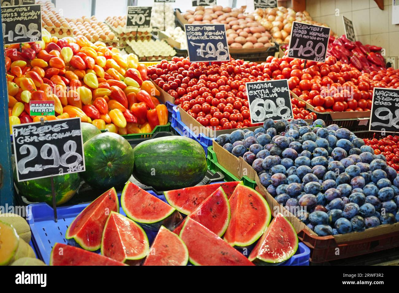 BUDAPEST, UNGARN - 21. August 2023: Lebensmittelmarkt in Budapest (große Markthalle). Markt für Frischprodukte. Stockfoto