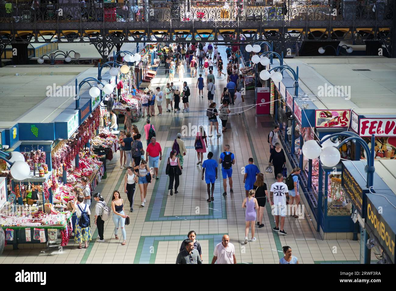 BUDAPEST, UNGARN - 21. August 2023: Zentrale Markthalle, Innenansicht von oben Stockfoto