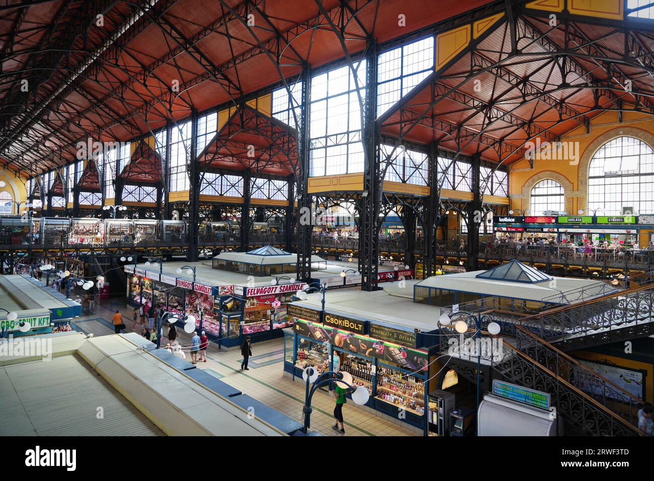 BUDAPEST, UNGARN - 21. August 2023: Zentrale Markthalle, Innenansicht von oben Stockfoto