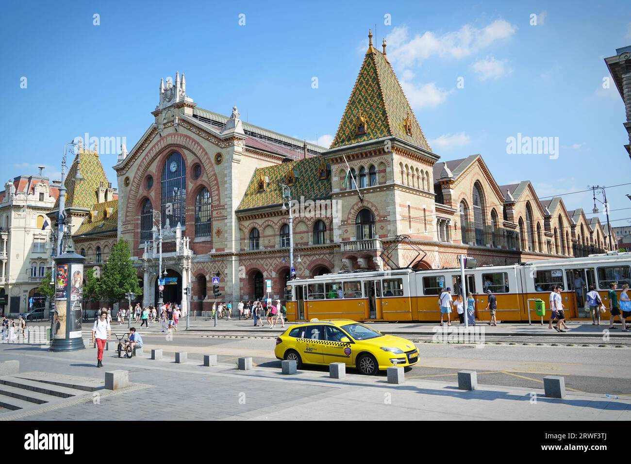 Budapest, Ungarn - 21. August 2023: Vorderansicht der Großen Markthalle von Budapest, dem größten und ältesten Indoor-Markt in Budapest. Stockfoto