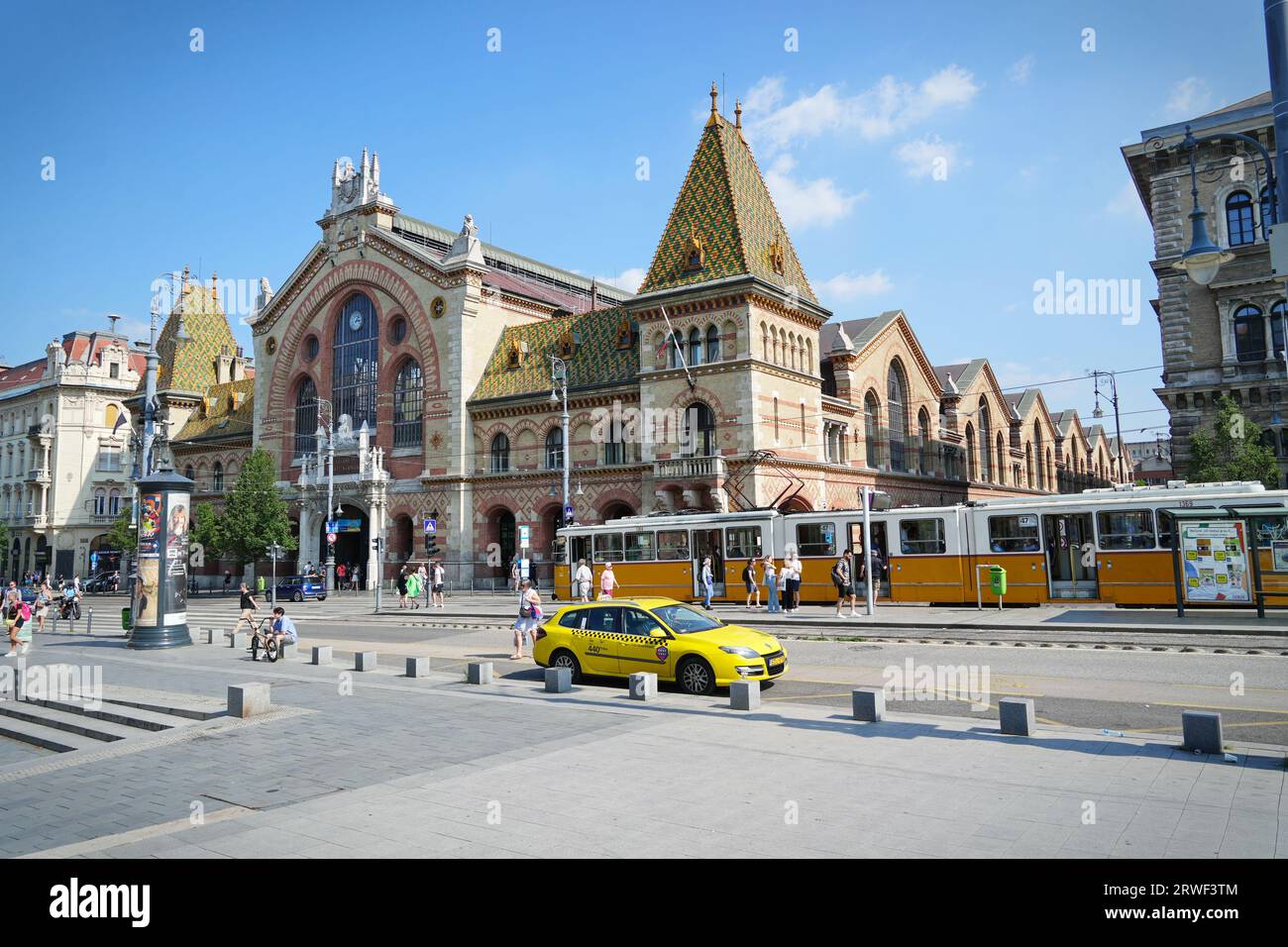 Budapest, Ungarn - 21. August 2023: Vorderansicht der Großen Markthalle von Budapest, dem größten und ältesten Indoor-Markt in Budapest. Stockfoto