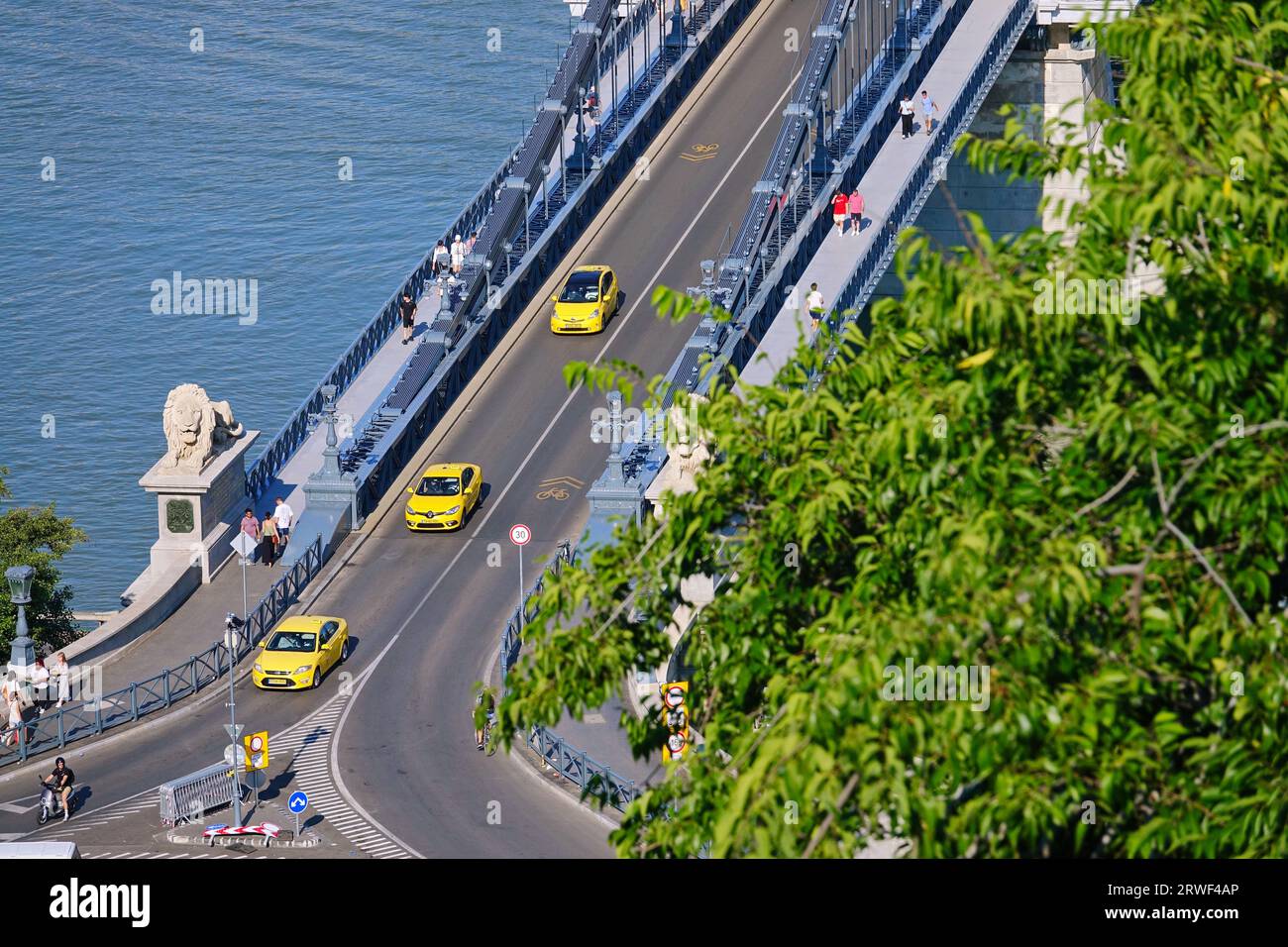 Ungarn, Budapes - 21. August 2023: Seitenansicht der berühmten Szechenyi-Kettenbrücke über der Donau im Stadtzentrum Stockfoto