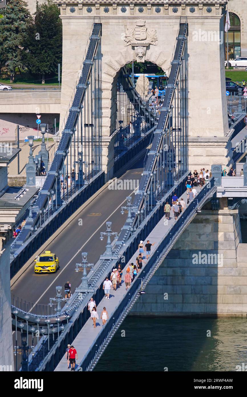Ungarn, Budapes - 21. August 2023: Seitenansicht der berühmten Szechenyi-Kettenbrücke über der Donau im Stadtzentrum Stockfoto