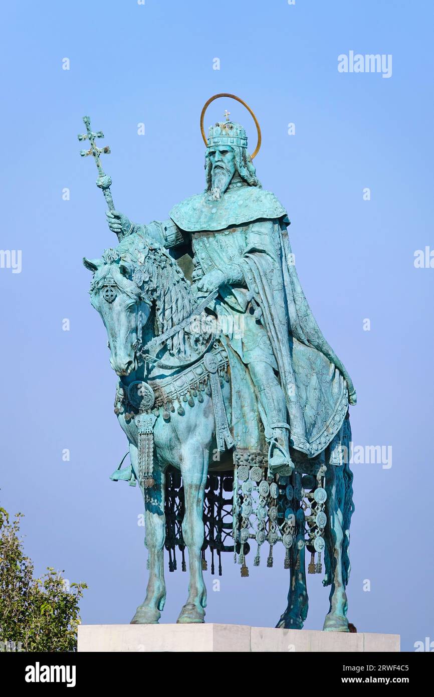 Die Statue des Heiligen Stephan (Stephan I., erster König von Ungarn), am südlichen Hof der Fischerbastei in Budapest. Es wurde von Skulpturen hergestellt Stockfoto
