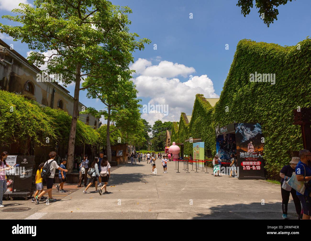 Touristen und Besucher im Huashan 1914 Creative Park, Zhongzheng District, Taipei, Taiwan Stockfoto