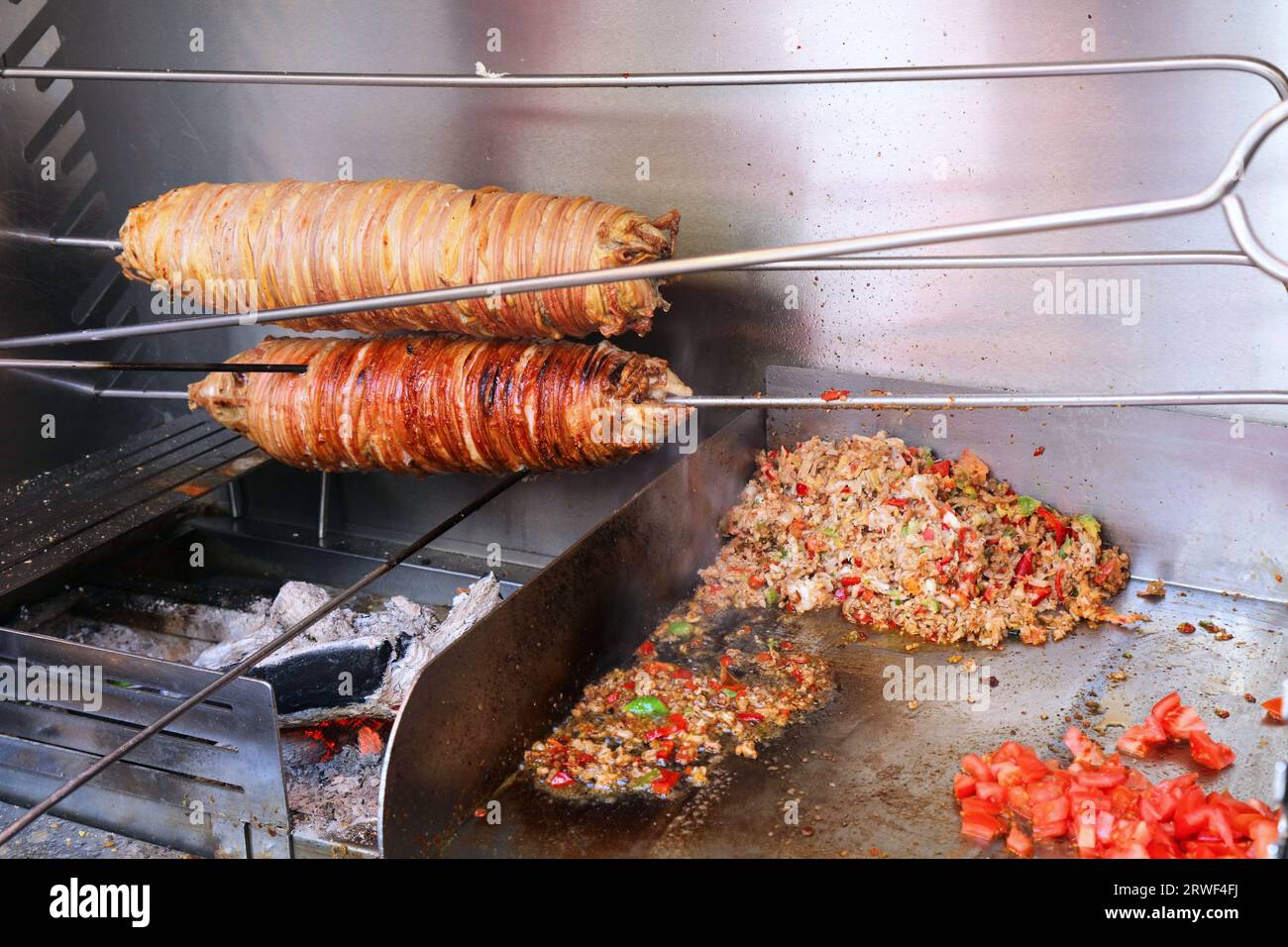 Street Food in Istanbul, Türkei. Kokoretsi (auch bekannt als Kokorec) aus Innereien und Därmen (oben links). Tantuni-Hackfleisch zum Servieren in Brot ( Stockfoto