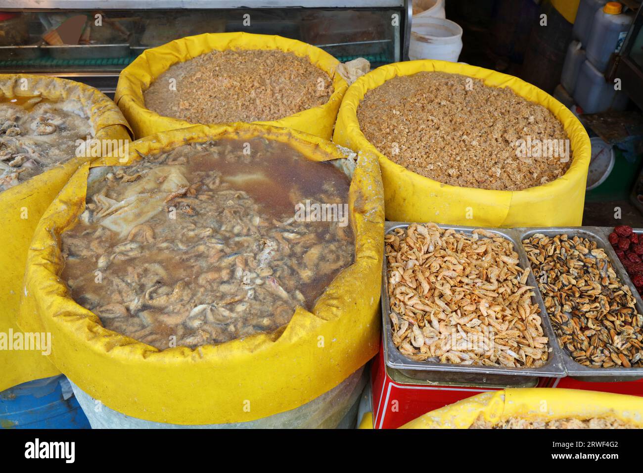 Koreanisches Essen auf dem Nambu Market in Jeonju, Südkorea. Fässer mit fermentierendem Fisch für Jeotgal. Stockfoto