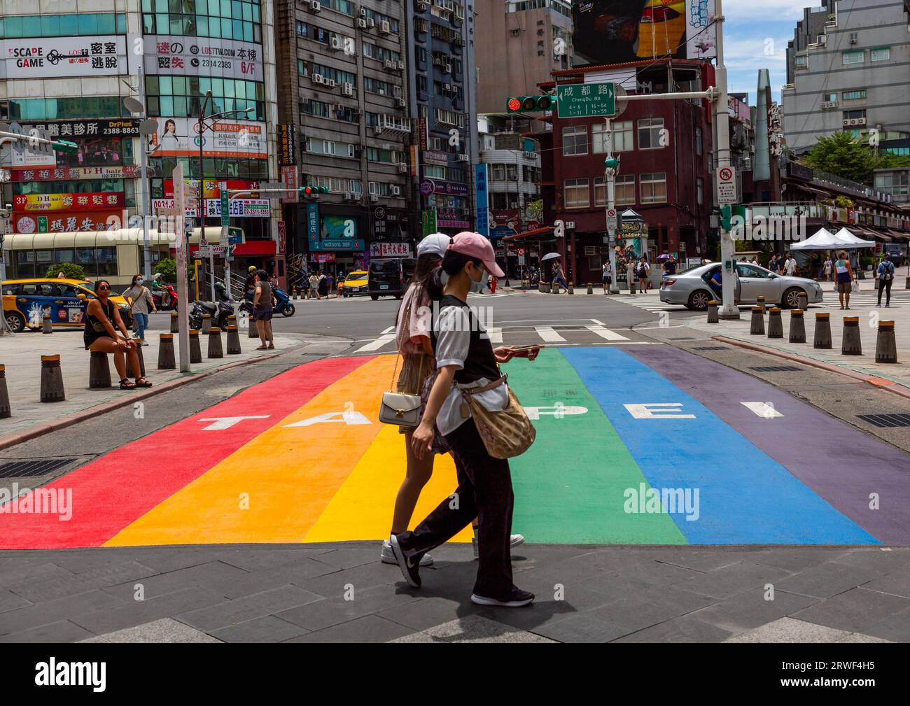 Rainbow Crosswalk, Bezirk Ximending, Taipeh, Taiwan Stockfoto