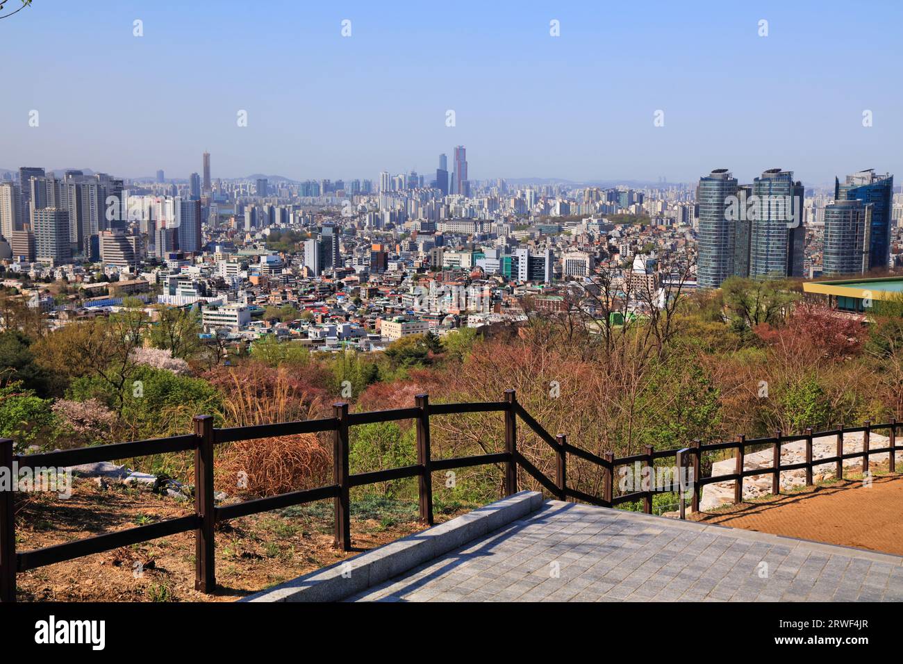 Die Stadt Seoul in Südkorea. Stadtlandschaft des Jung-Viertels (Jung-gu), mit Cheongpa-dong-Viertel und Yongsan-Viertel. Namsan Park im Vordergrund Stockfoto
