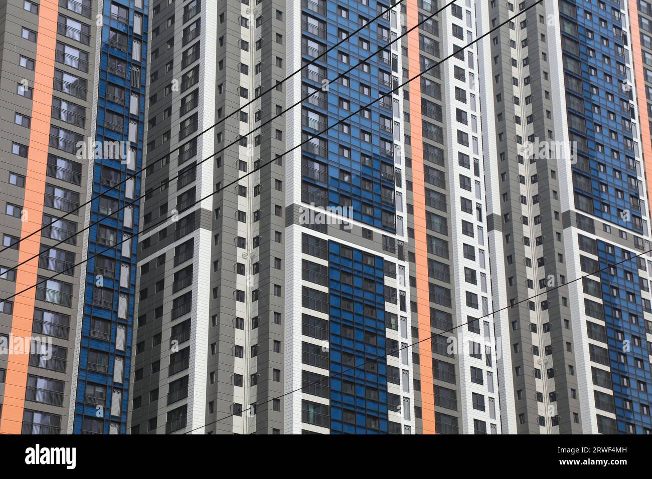 Wohnarchitektur mit hoher Dichte im Stadtteil Dongnae-gu in Busan. Große Mehrfamilienhäuser. Stockfoto