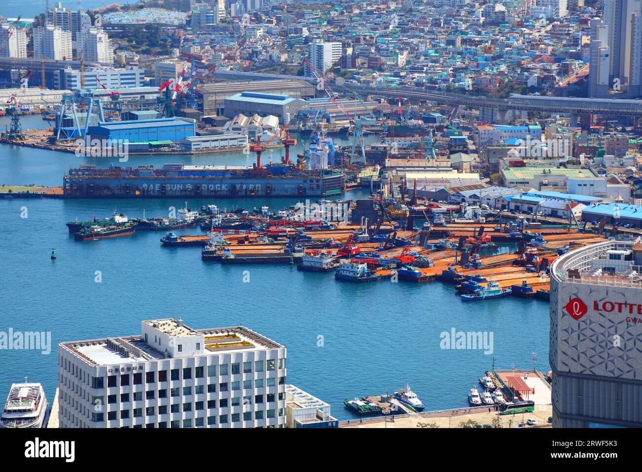 BUSAN, SÜDKOREA - 27. MÄRZ 2023: Industry IF Busan, Korea. Trockendock der Daesun Shipbuilding and Engineering Company auf der Insel Yeongdo. Stockfoto