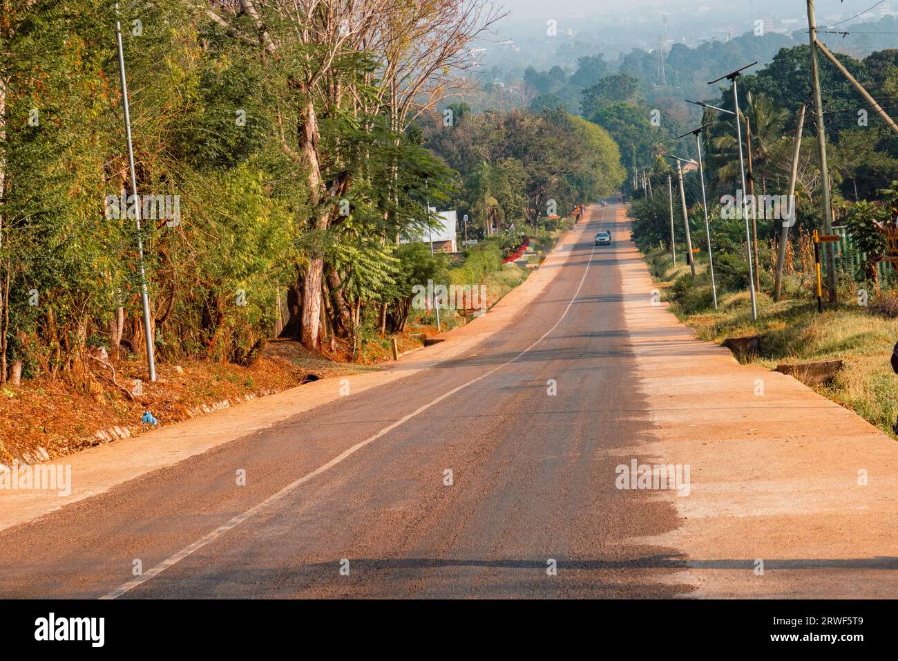 Malerischer Blick auf eine leere Straße in Morogoro Town in Tansania Stockfoto