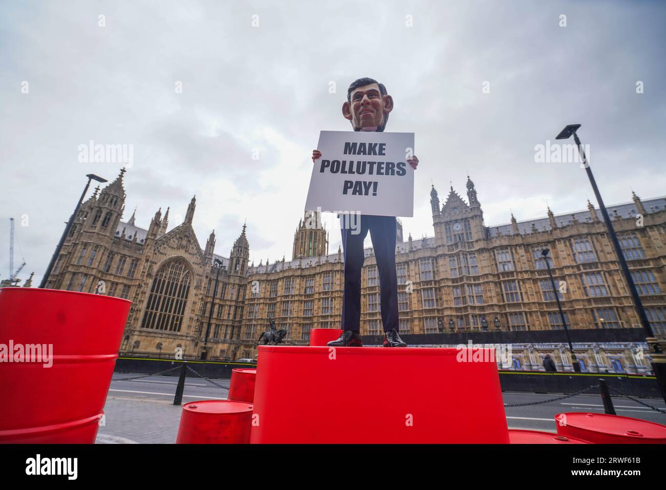 London UK. 19 . September 2023 . Ein Modell, das einen riesigen Kopf von Premierminister Rishi Sunak auf einem Ölfass während eines Oxfam-Protestes vor dem Parlament trägt, als Teil der Kampagne Make Polluters Pay, Oxfam fordert Öl- und Gasriesen stärker zu besteuern, um Gemeinden, die vom Klimawandel betroffen sind, zu unterstützen. Credit amer ghazzal/Alamy Live News Stockfoto