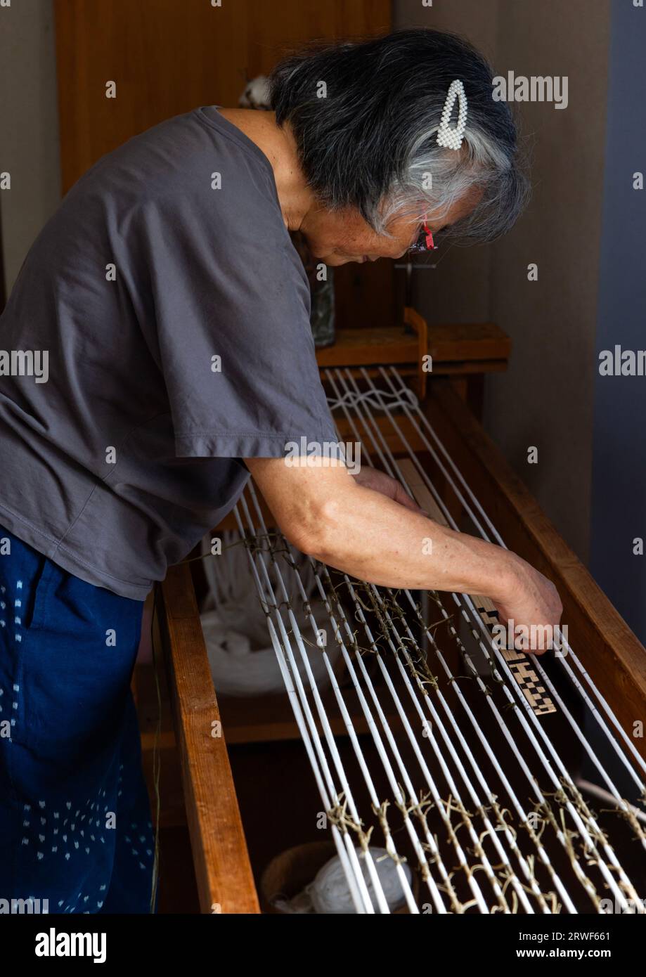 Kurume Kasuri Vorbereitung in Aika Tanaka Kasuri Kobo Workshop, Kyushu Region, Chikugo, Japan Stockfoto