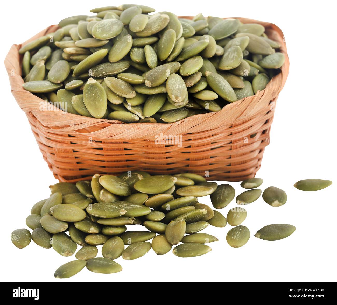 Geschälte Bio-Kürbiskerne im Korb Stockfoto