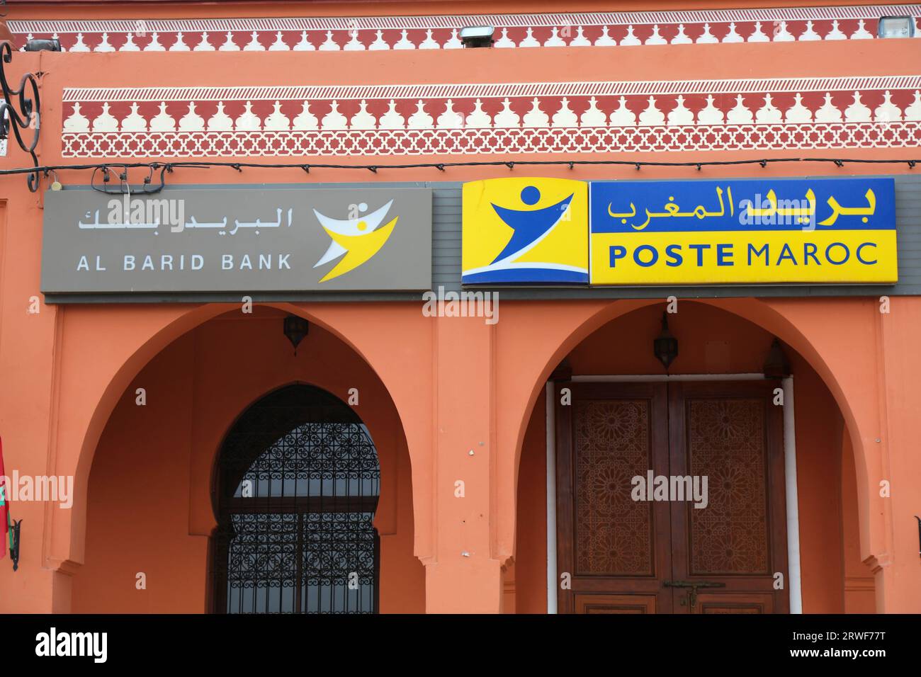 MARRAKESCH, MAROKKO - 20. FEBRUAR 2022: Postamt der marokkanischen Post (Poste Maroc) in Marrakesch, Marokko. Poste Maroc ist der nationale Postdienst Stockfoto