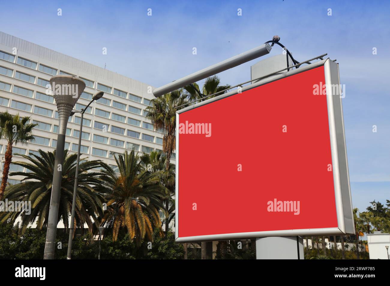 Großes Plakatschild - Leerzeichen. Leere rote Werbung mit Kopierplatz in einer Großstadt. Stockfoto