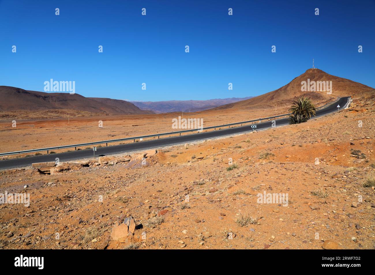 Marokkanische Wüstenstraße in der Provinz Ouarzazate. Wüstenlandschaft. Stockfoto