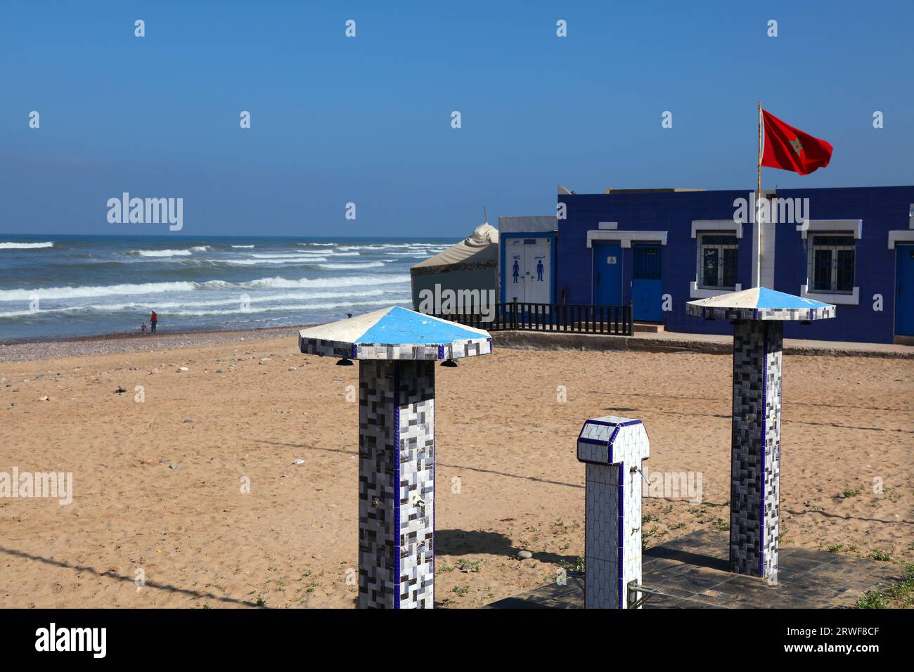 Sidi Ifni Stadtstrand in Marokko. Strandinfrastruktur - öffentliche Duschen und Toiletten. Stockfoto