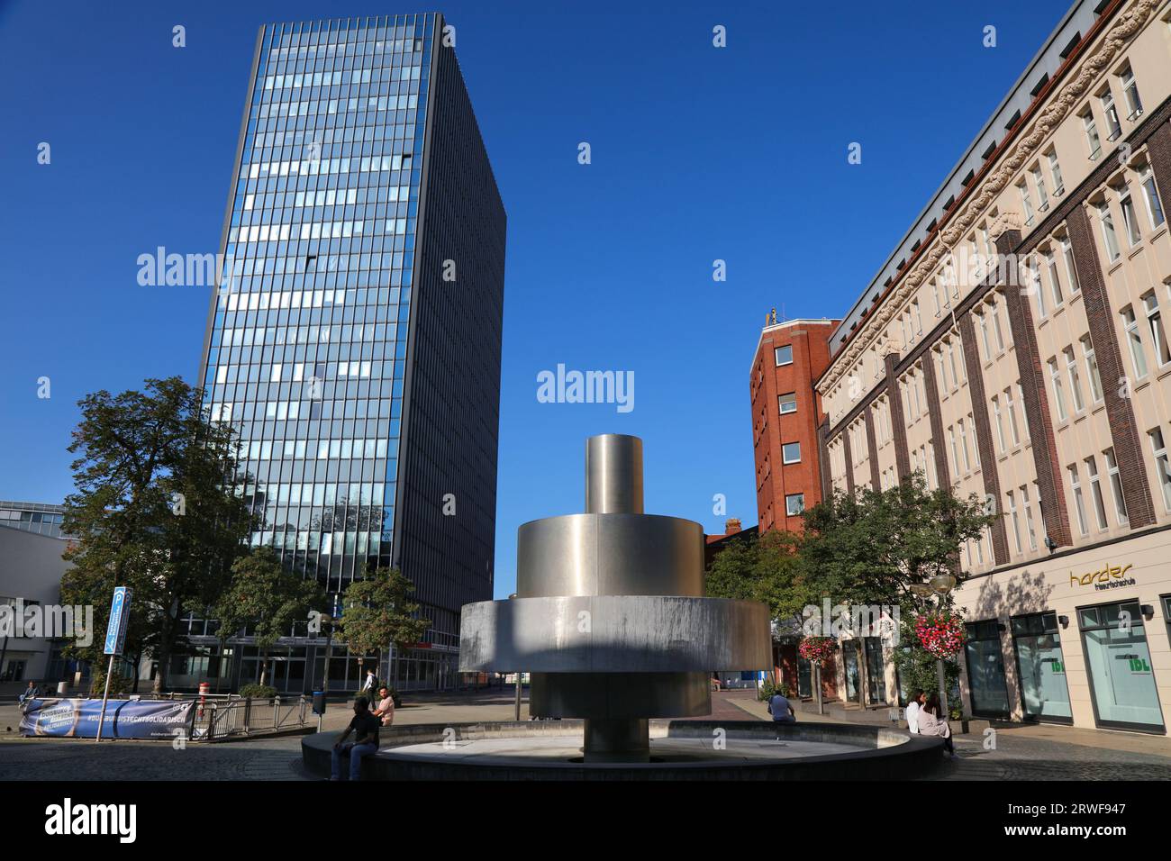 DUISBURG, DEUTSCHLAND - 18. SEPTEMBER 2020: Besucher besuchen den Averdunkplatz in Duisburg. Duisburg ist die 15. Größte Stadt Deutschlands Stockfoto