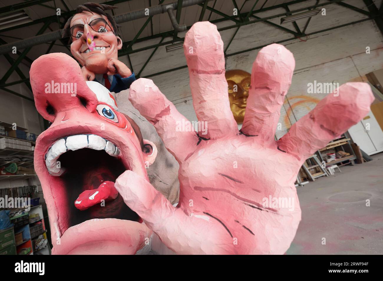 Düsseldorf, Deutschland. September 2023. Eine große Skulptur des Düsseldorfer Satirekünstlers Tilly, die für eine Protestkundgebung im Krankenhaus vorgesehen ist, sitzt in einem Atelier. Quelle: David Young/dpa/Alamy Live News Stockfoto