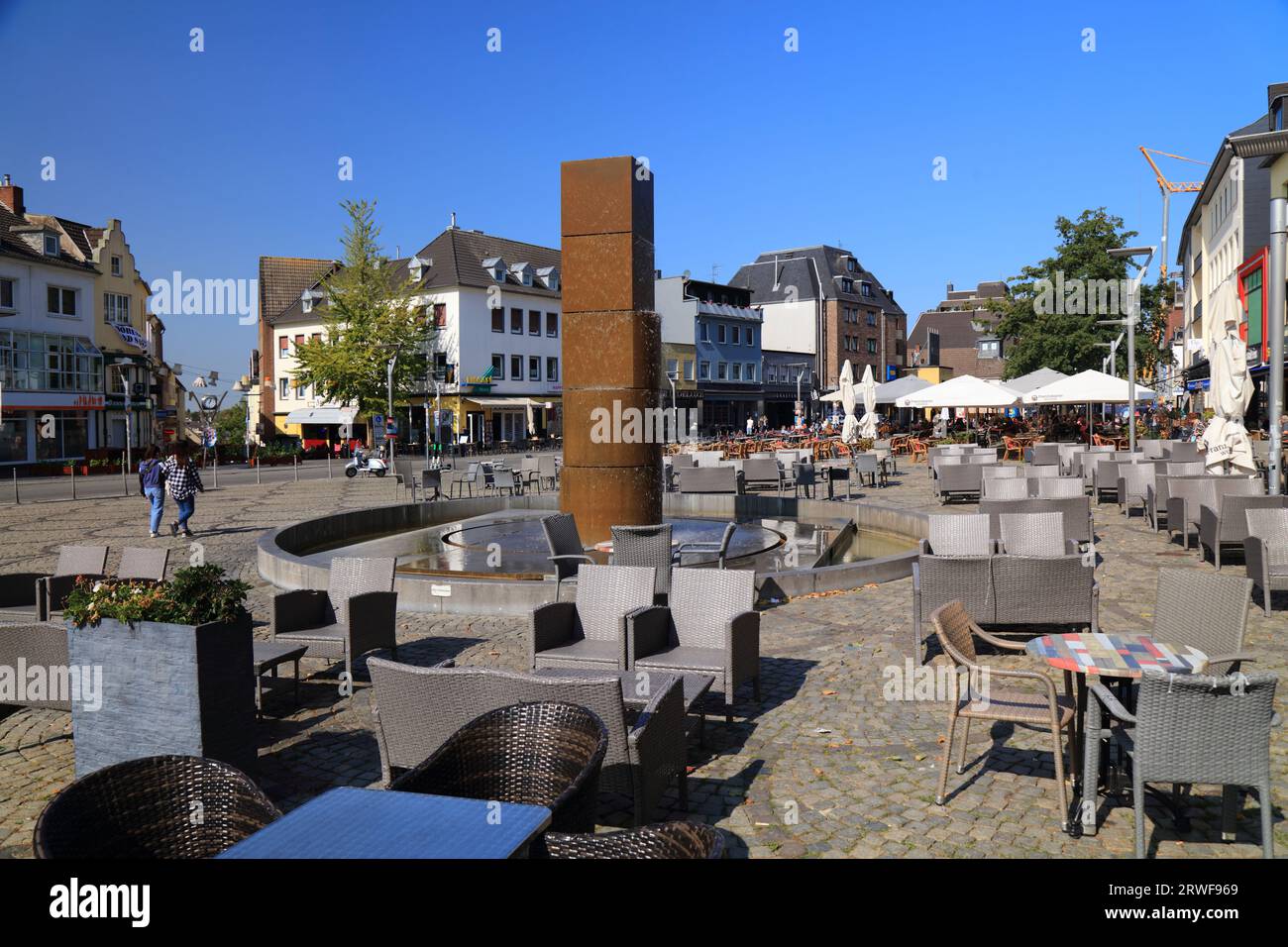 MÖNCHENGLADBACH, DEUTSCHLAND - 18. SEPTEMBER 2020: Besucher besuchen den Alten Markt Mönchengladbach, eine große Stadt in Nordrhein-Westfalen Stockfoto