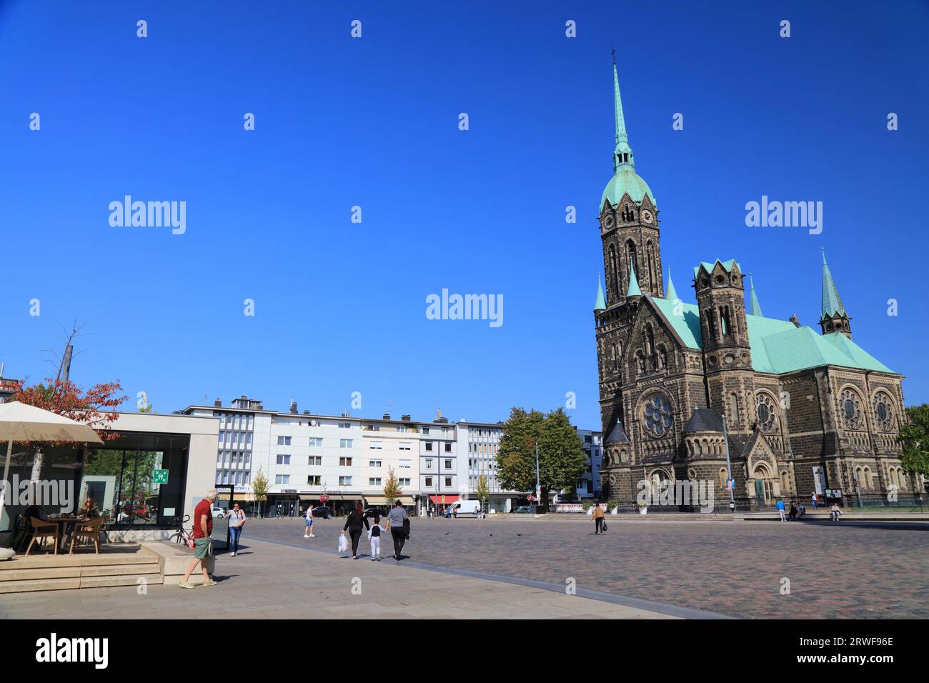 MÖNCHENGLADBACH, DEUTSCHLAND - 18. SEPTEMBER 2020: Menschen besuchen Rheydt Bezirk Mönchengladbach, eine Großstadt in Nordrhein-Westfalen Region Deutschland Stockfoto