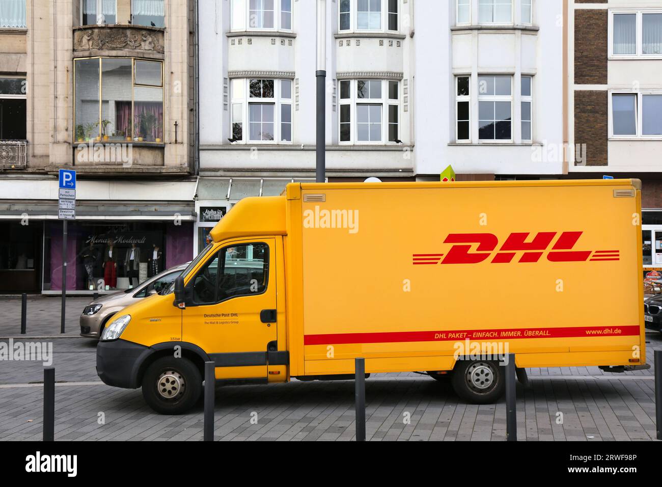 GELSENKIRCHEN, DEUTSCHLAND - 17. SEPTEMBER 2020: DHL Kuriertransporter in Deutschland. DHL ist Teil des Deutschen Post-Postdienstes. Stockfoto