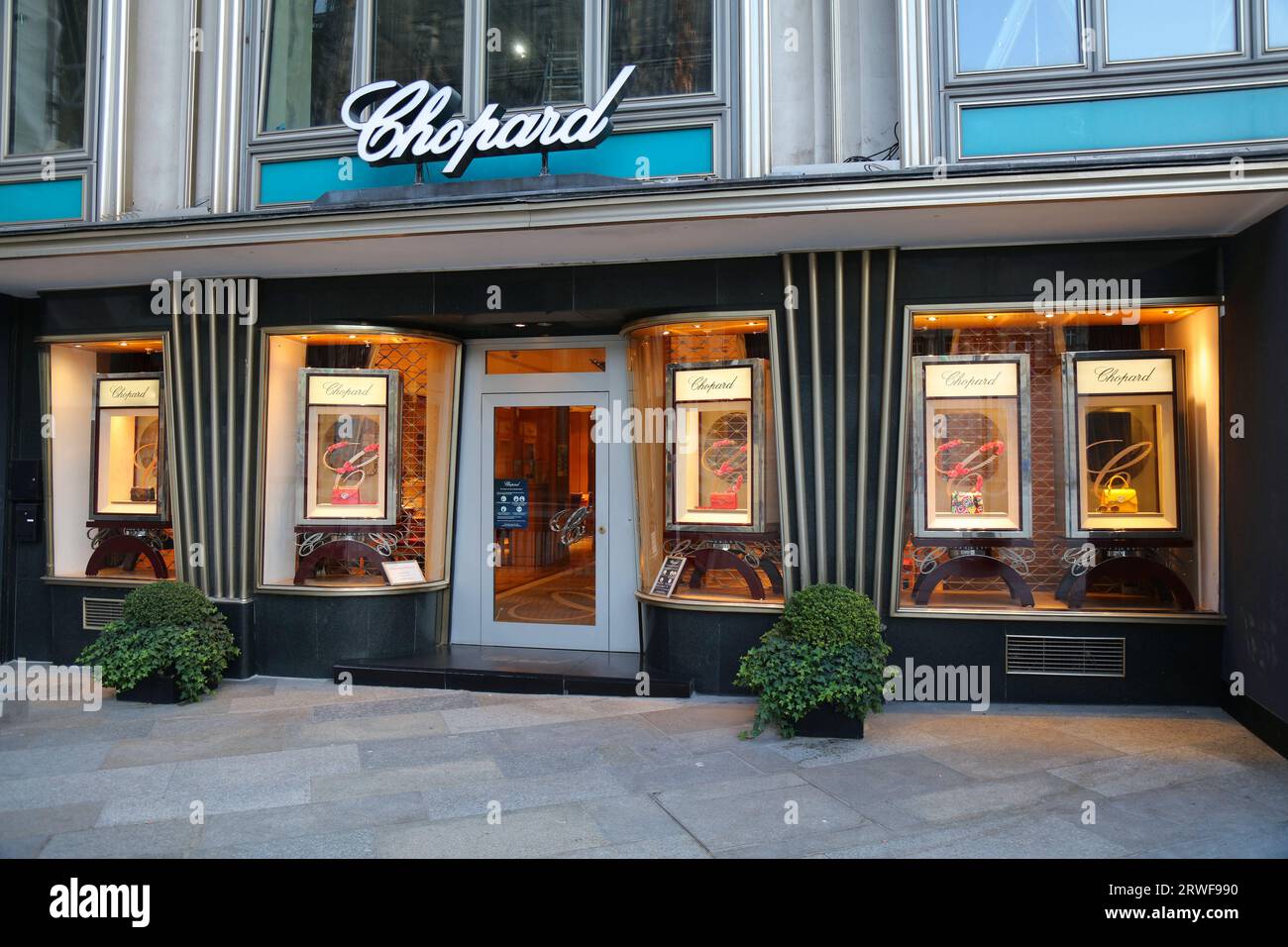 KÖLN, DEUTSCHLAND - 21. SEPTEMBER 2020: Chopard Luxus-Modegeschäft in Köln, Deutschland. Chopard ist eine Schweizer Marke für Uhren, Schmuck und Accessoires Stockfoto
