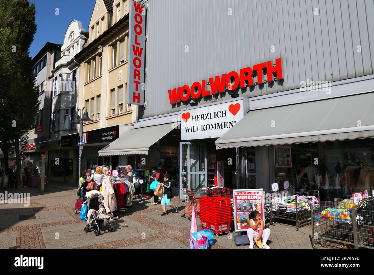 BOCHUM, 17. SEPTEMBER 2020: Menschen besuchen Woolworth-Geschäft in der Bochumer Innenstadt von Wattenscheid. Die Woolworth GmbH ist ein deutsches sto Stockfoto