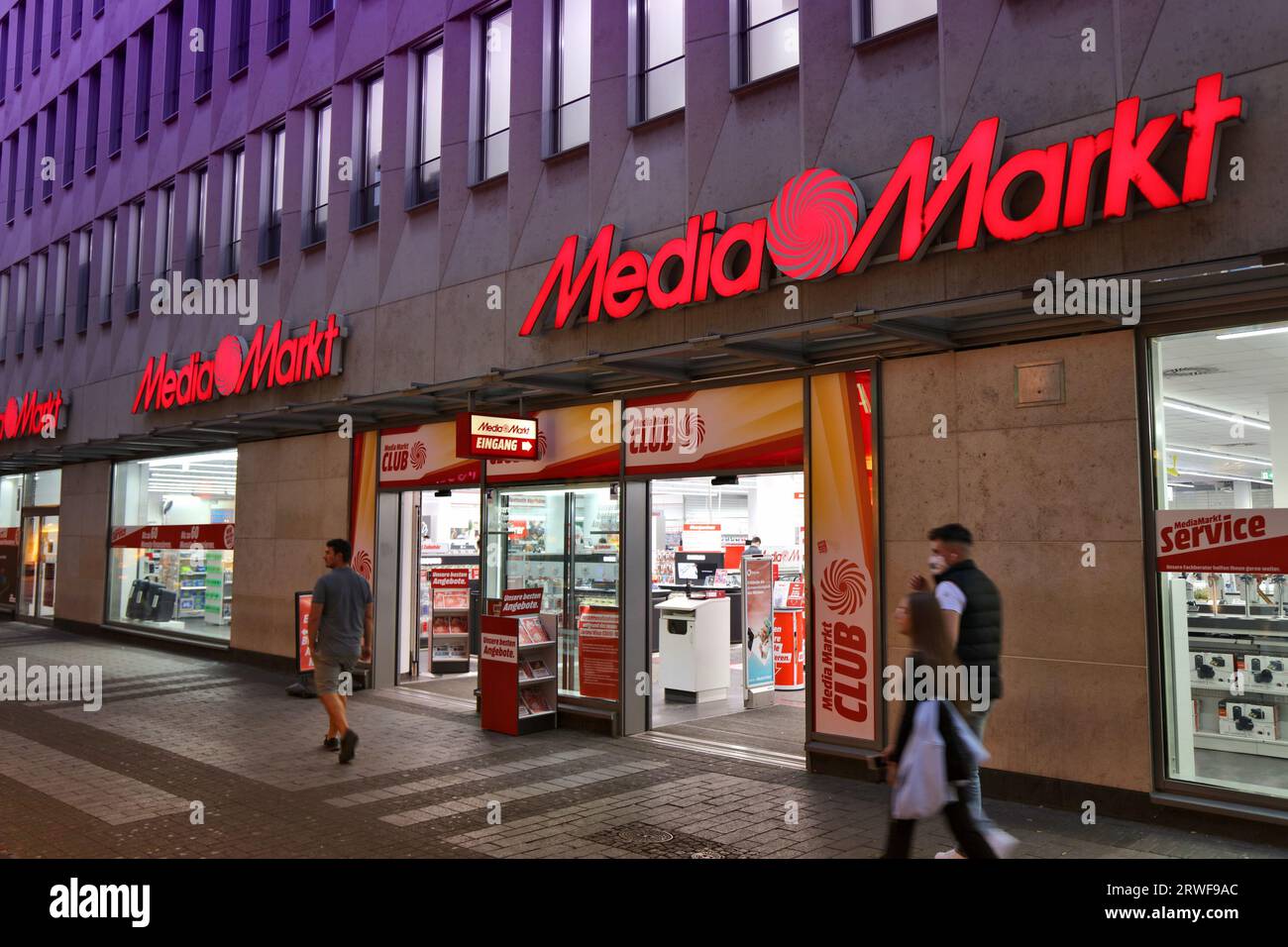 KÖLN, DEUTSCHLAND - 21. SEPTEMBER 2020: Menschen gehen durch den MediaMarkt in Köln, Deutschland. Media Markt ist das größte Geschäft für Unterhaltungselektronik Stockfoto