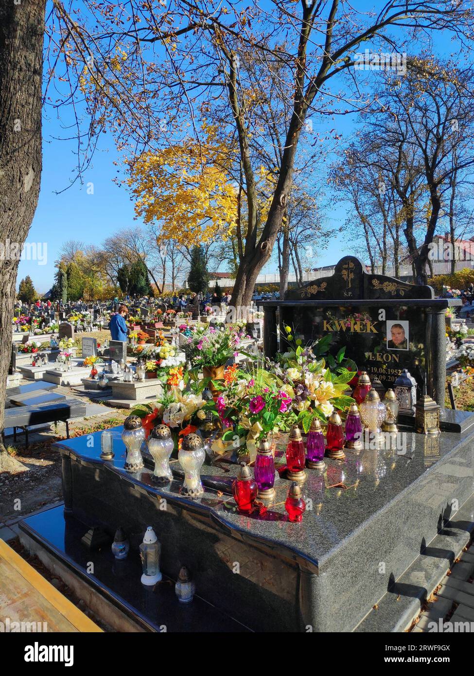 BYTOM, POLEN - 1. NOVEMBER 2021: Menschen besuchen die Gräber auf einem Friedhof am Allerheiligen (Dzien Wszystkich Swietych) in Polen. Stockfoto