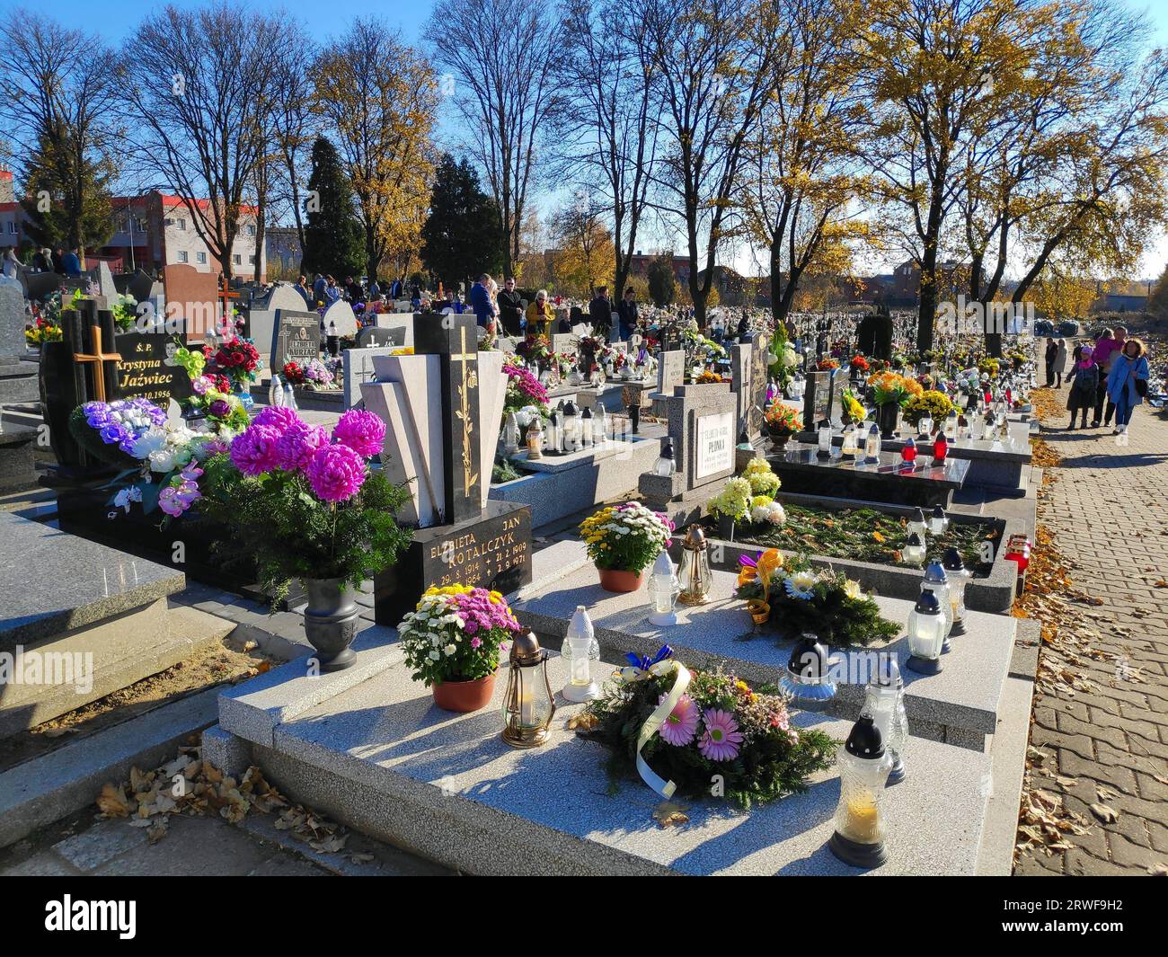 BYTOM, POLEN - 1. NOVEMBER 2021: Menschen besuchen die Gräber auf einem Friedhof am Allerheiligen-Tag (Wszystkich Swietych) in Polen. Stockfoto