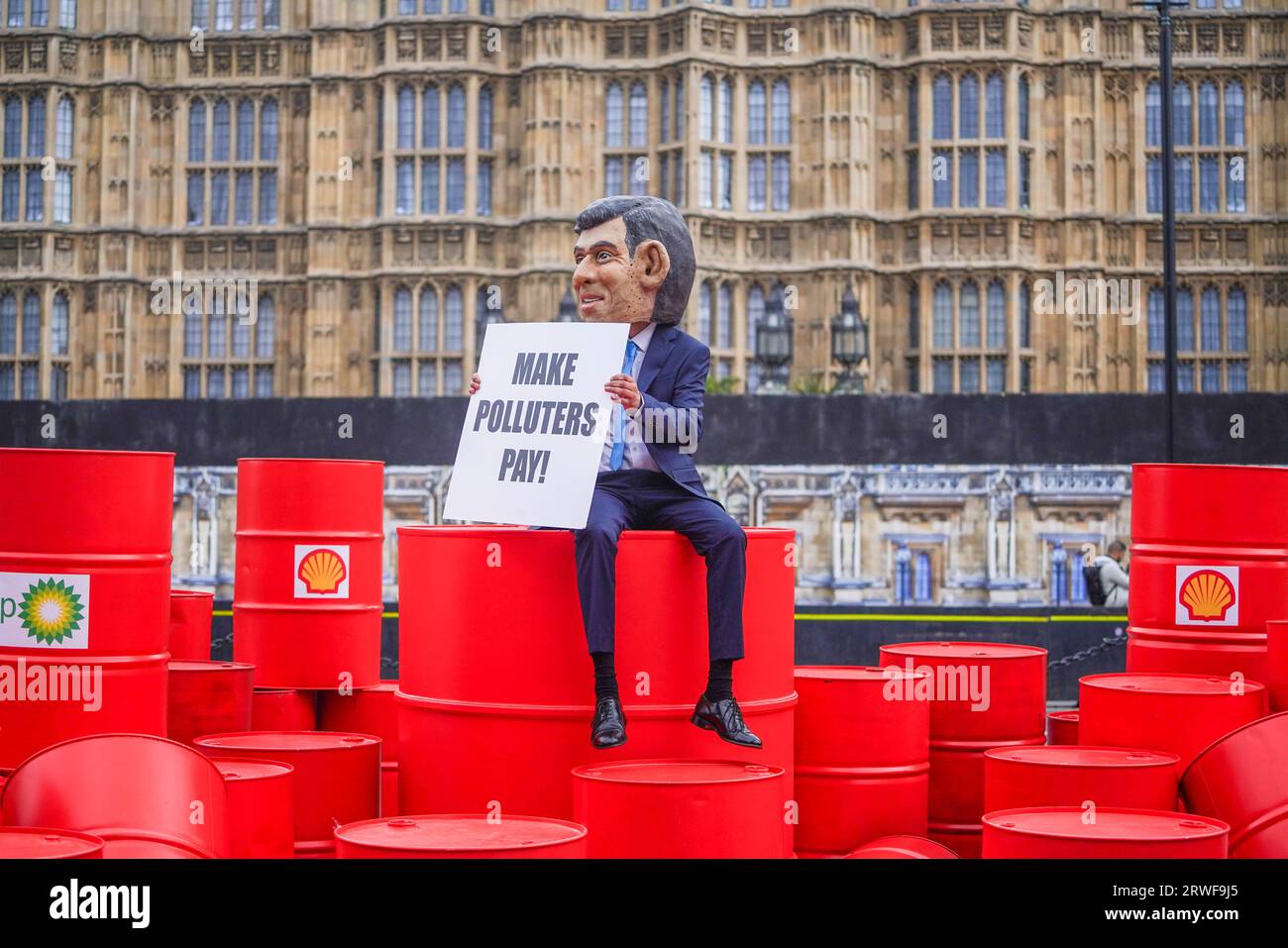 London UK. 19 . September 2023 . Ein Modell, das einen riesigen Kopf von Premierminister Rishi Sunak auf einem Ölfass während eines Oxfam-Protestes vor dem Parlament trägt, als Teil der Kampagne Make Polluters Pay, Oxfam fordert Öl- und Gasriesen stärker zu besteuern, um Gemeinden, die vom Klimawandel betroffen sind, zu unterstützen. Credit amer ghazzal/Alamy Live News Stockfoto