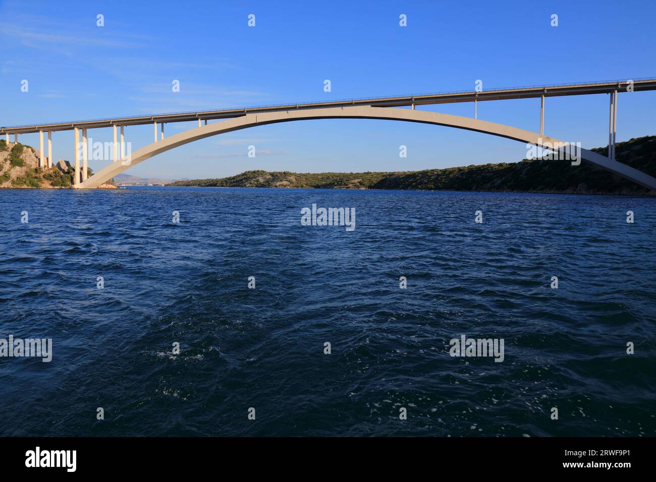 Sibenik-Brücke (Sibenski Most) der Adria-Autobahn (Jadranska Magistrala) über den Fluss Krka in Kroatien. Betonbogenbrücke. Stockfoto