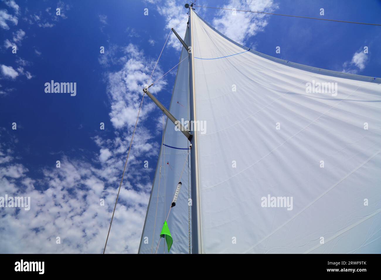 Hauptsegel und Vorsegel auf einem 40 Meter langen Segelboot in Kroatien. Stockfoto