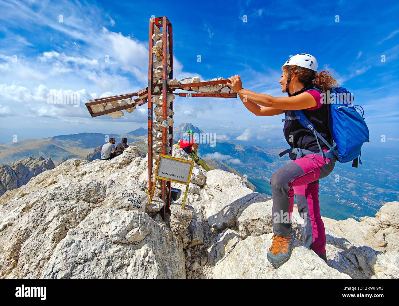 Monte Prena (Italien) - Ein Gipfel auf dem Gipfel namens Gran Sasso, Mittelitalien, Abruzzen, mit Bergsteigern in der Via Brancadoro und Cieri Ways Stockfoto