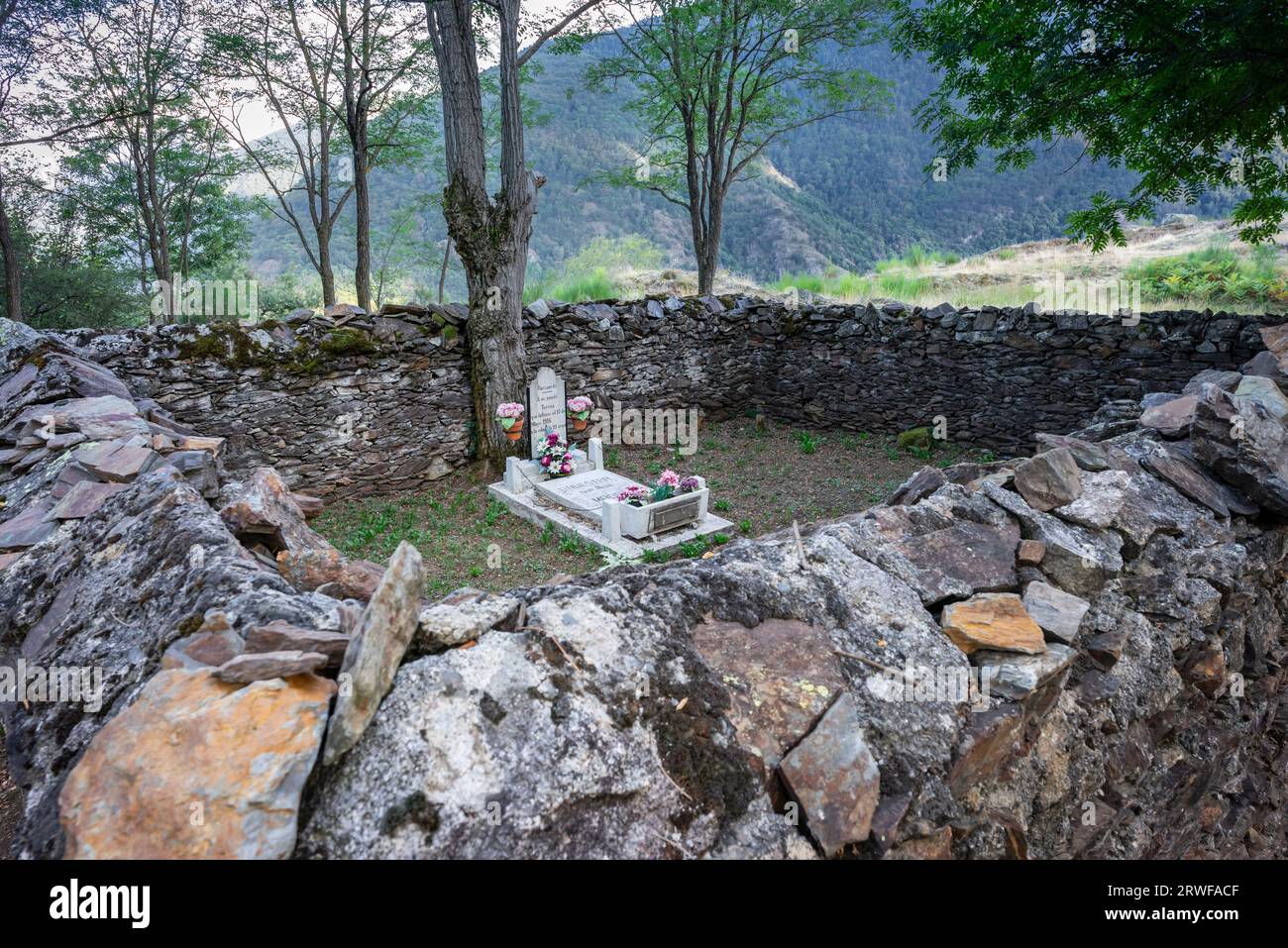 Teresa Cemetery, Bausén, Kulturgut von lokalem Interesse Aran Valley, Katalonien, Spanien Stockfoto