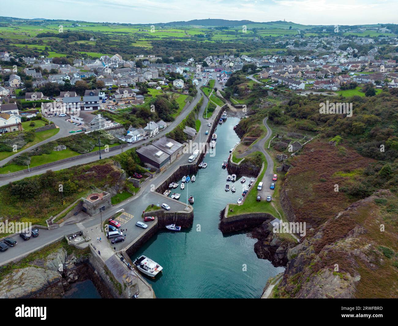 Luftaufnahme des Hafens von Amlwch auf der Insel Anglesey im Norden von Wales im Vereinigten Königreich. Stockfoto Luftaufnahme des Hafens von Amlwch auf der Insel Anglesey im Norden von Wales im Vereinigten Königreich. Stockfoto