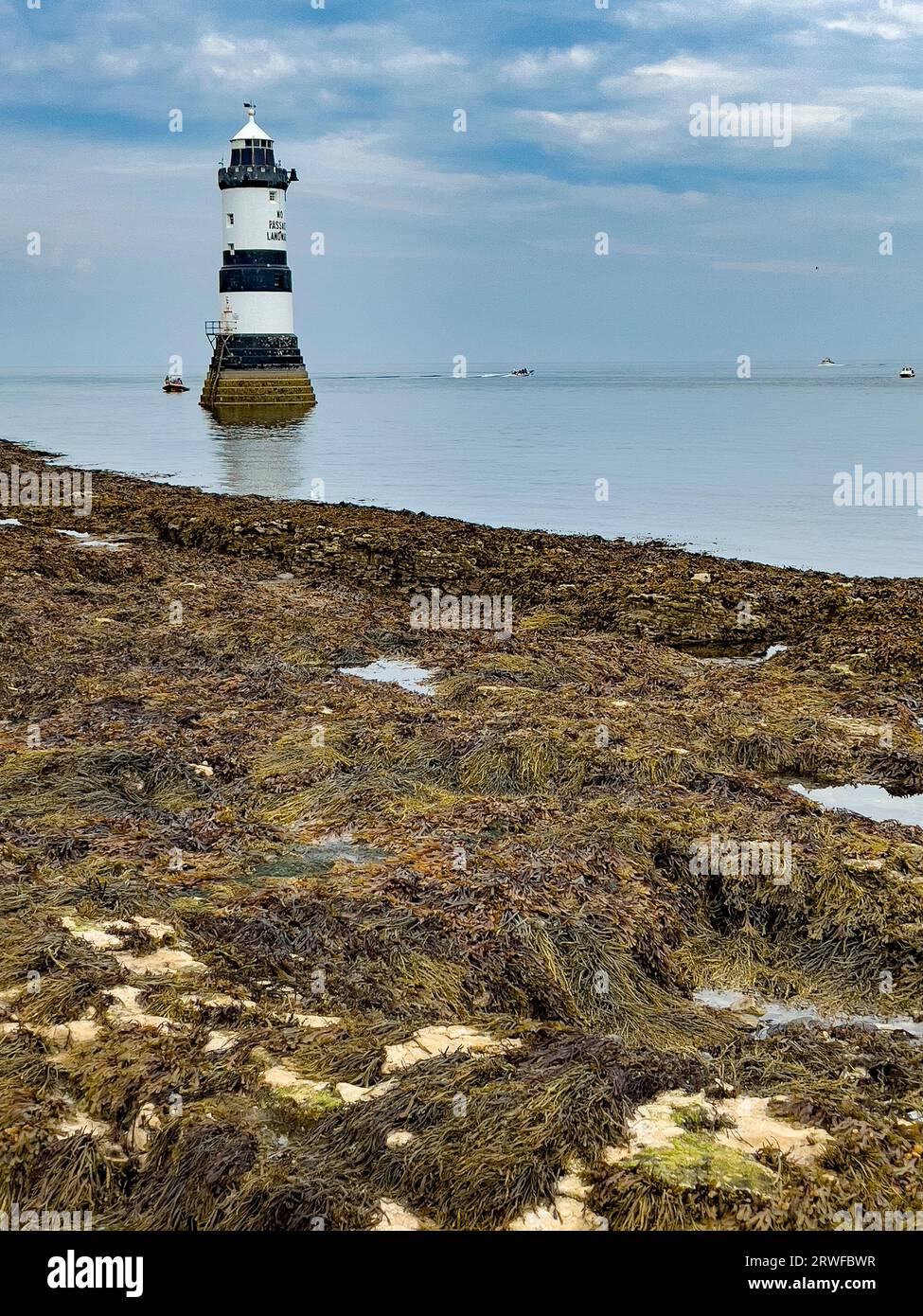 Penmon Lighthouse auf der Insel Anglesey an der Küste von Nordwales. Stockfoto