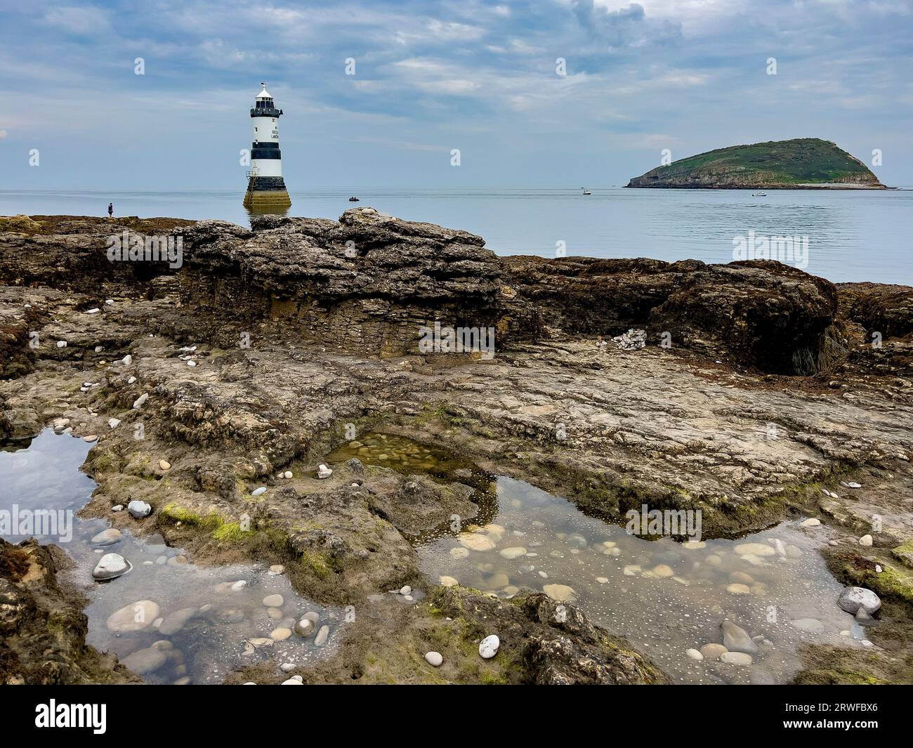 Penmon Lighthouse auf der Insel Anglesey an der Küste von Nordwales. Stockfoto