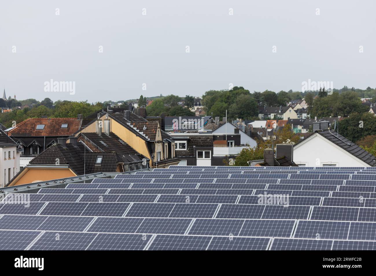 Wuppertal, Deutschland. September 2023. Photovoltaikanlagen sind auf dem Dach der sogenannten Klimaschutzsiedlung installiert. Die Siedlung, die noch teilweise im Bau ist, besteht aus drei Passivhäusern mit insgesamt 68 Wohnungen. Heizung und Warmwasser werden durch Pelletkessel mit solarer thermischer Energie bereitgestellt, ein Belüftungssystem arbeitet mit Wärmerückgewinnung und Photovoltaikanlagen sind auf den Dächern installiert. Quelle: Rolf Vennenbernd/dpa/Alamy Live News Stockfoto