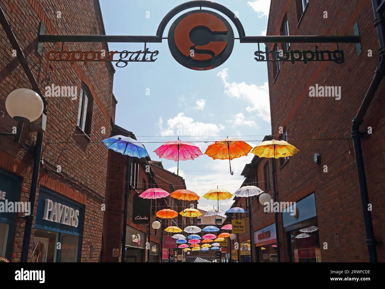 Kunstinstallation von Schirmen, Coppergate, York Stockfoto