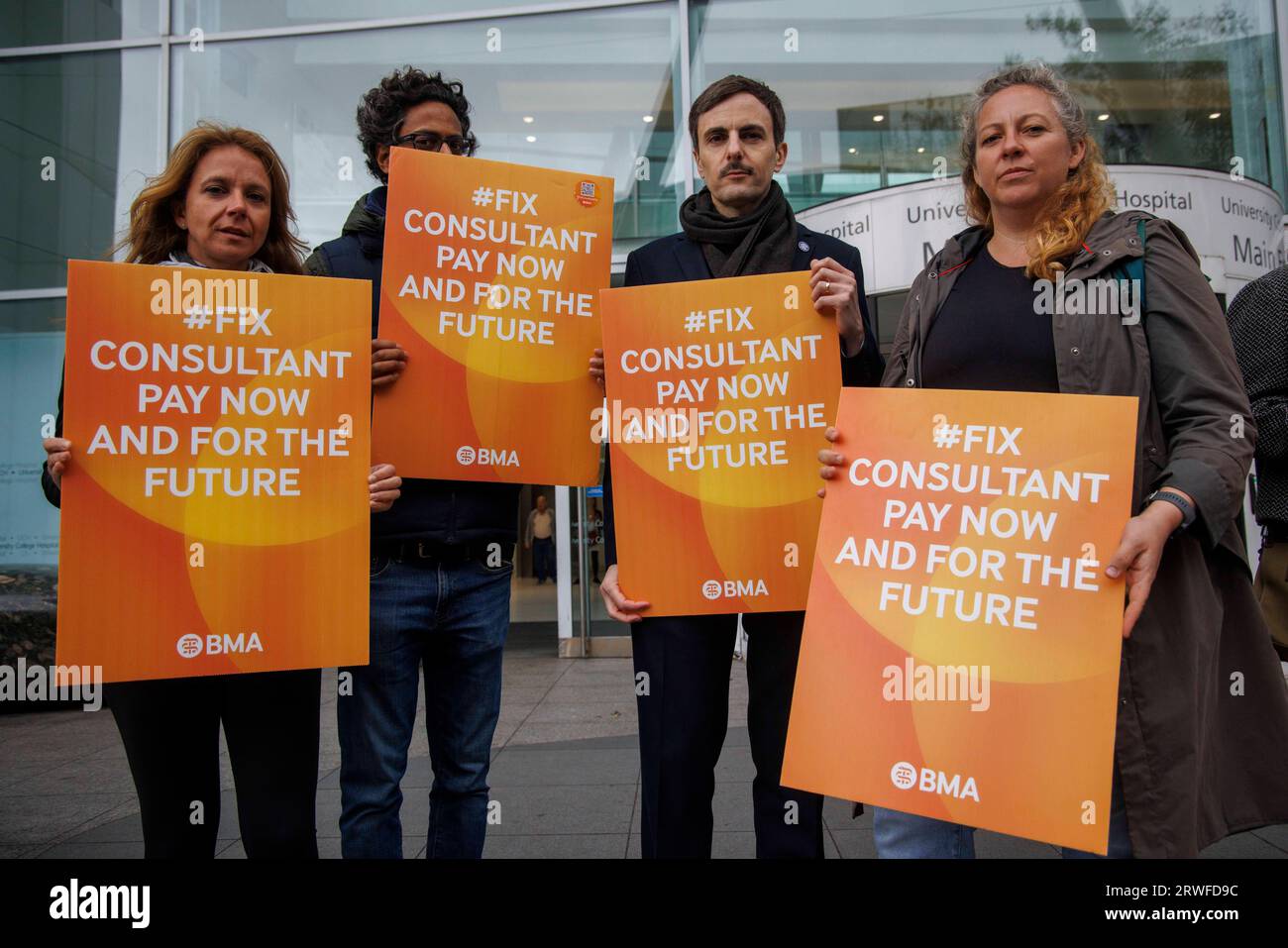 London, Großbritannien. September 2023. Berater auf der Streiklinie vor dem University College Hospital in London. Tausende von NHS-Beratern streiken in ganz England in einem Streit um die Bezahlung, da sich das Gesundheitswesen für eine weitere Welle von Arbeitskampfmaßnahmen einsetzt. Die Berater werden auch am Mittwoch aussteigen, wenn sie von Ärzten in der Ausbildung im ersten gemeinsamen Streik in der Geschichte des NHS begleitet werden. Quelle: Karl Black/Alamy Live News Stockfoto