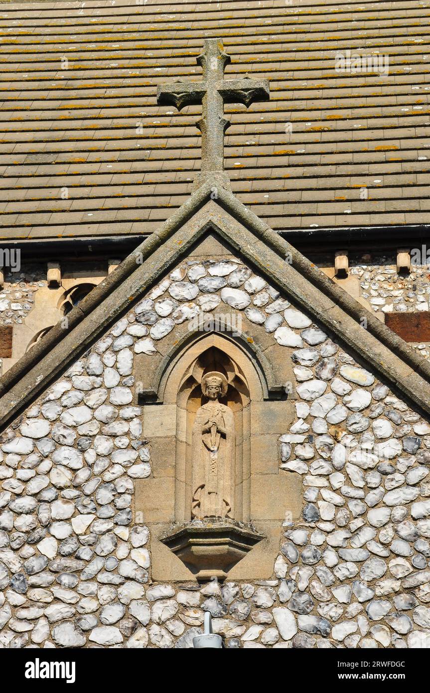 Pfarrkirche St. Edmund mit Statue und überqueren die Eingangshalle, Hunstanton, Norfolk, England, Großbritannien Stockfoto