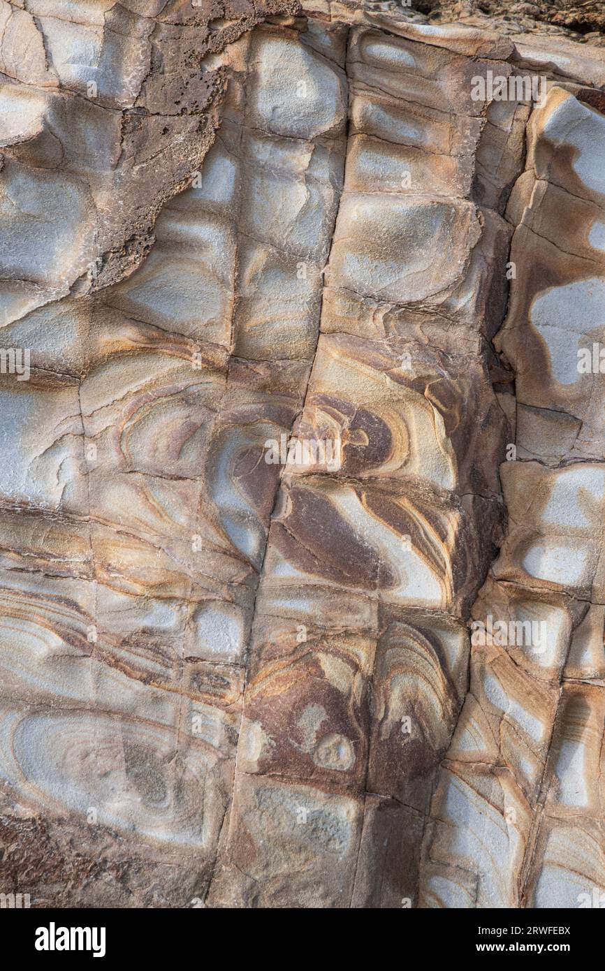 Rock Formation, Widemouth Bay, Cornwall, Großbritannien. Schlesisches (oberes Karbon) Gestein hauptsächlich aus der Bude-Formation (überwiegend Sandsteine) Stockfoto