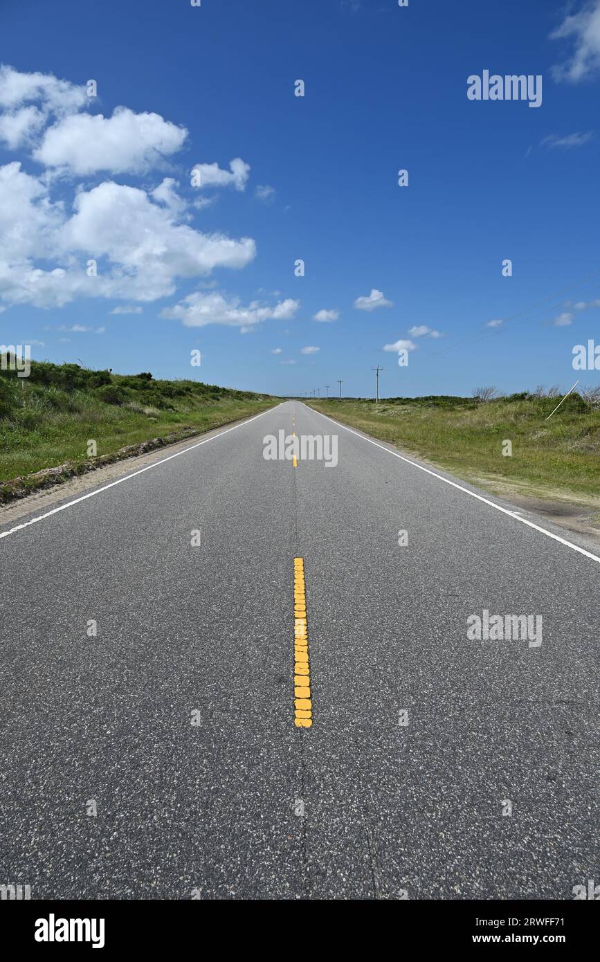 Die North Carolina Route 12 erstreckt sich bis zum Horizont entlang der Ocracoke Island am Outer Banks. Stockfoto