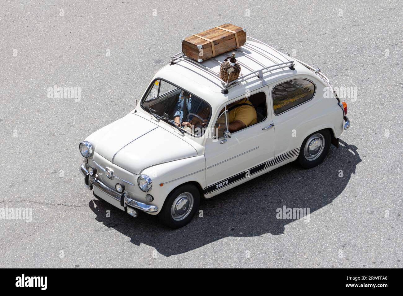 Galicien, Spanien; 27. august 2023: Hochwinkelansicht des Oldtimers Seat 600 auf einer Straße Stockfoto